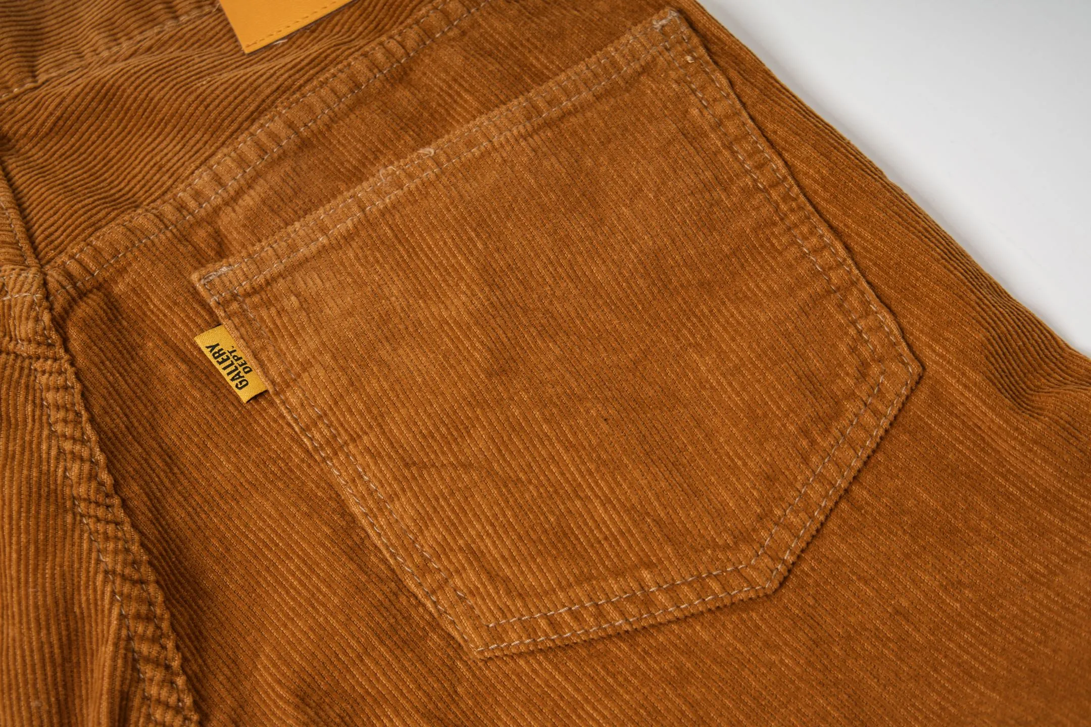 P240 Chrome Hearts Gallery 2025 corduroy spliced ​​multi-pocket couple bootcut jeans are a hot trend this season and are sought after by countless celebrities and fashionistas. The neat details of the cutting process add color to the playful fashion! The neat and meticulous design, and the well-fitting structure is unique. The upper body not only has outstanding recognition, but also looks younger and younger. A style with the ultimate wearing meaning and performance, gorgeous color matching, and the craftsmanship of this style is also extremely extraordinary. After the finished product is washed, it is disassembled and hand-made with sheepskin cross leather and then spliced ​​together to complete. The whole piece has too many craftsmanship to describe. It is decorated with patchwork cross flowers and high-waisted washed jeans! ! Absolutely high-end luxury product, a god-level single product, a super popular product, made by top heavy industry, a magic weapon that cannot be missed to hit the streets. Style number: 1847 Size: 28 30 32 34 36 Color: yellow